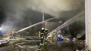 Freiburg: Gebäudebrand einer Lagerhalle