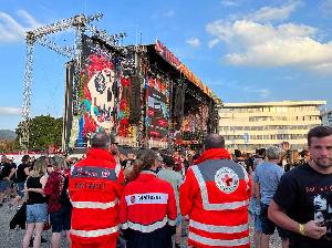 Hilfsorganisationen betreuen rund 50.000 Besucher bei Konzert in Freiburg
